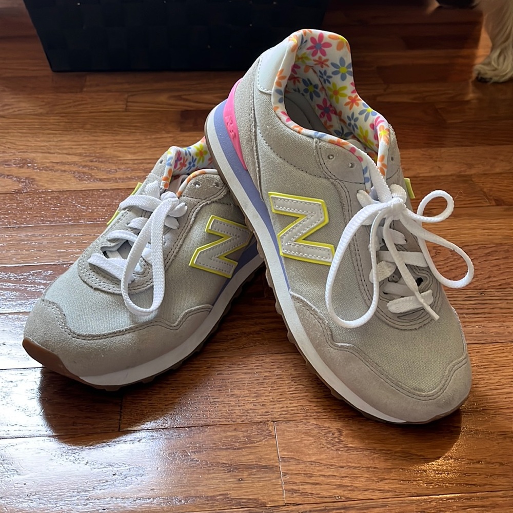 VGUC new balance sneakers